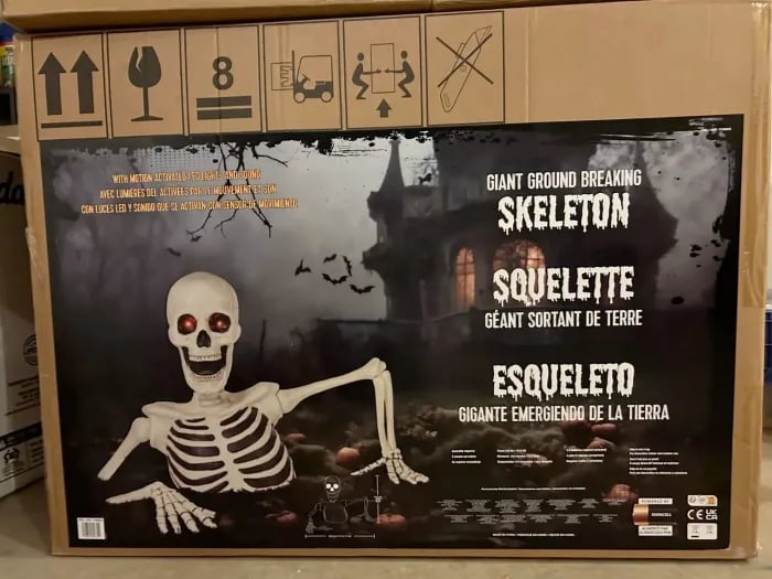 🎃Towering Skeleton with LED Eyes & Haunting Sounds👻(Limited Stock)