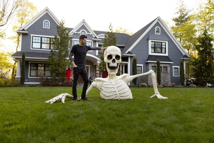🎃Towering Skeleton with LED Eyes & Haunting Sounds👻(Limited Stock)