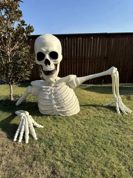 🎃Towering Skeleton with LED Eyes & Haunting Sounds👻(Limited Stock)