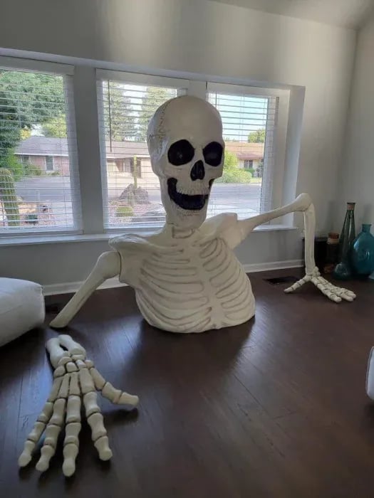 🎃Towering Skeleton with LED Eyes & Haunting Sounds👻（Limited Stock）